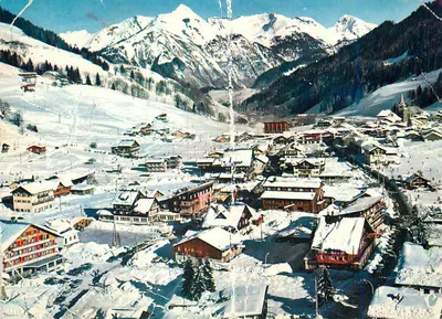 Vila alpina nevada — vista panorâmica — editor não identificado
