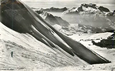 Esquiador na montanha — vista panorâmica nevada — editor não identificável