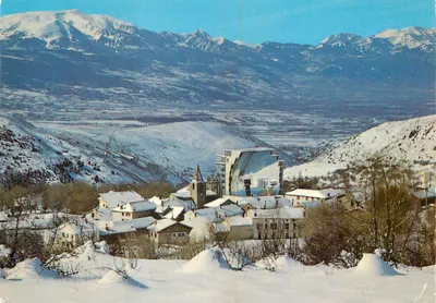 Vila nevada aos pés das montanhas — vista panorâmica — editor não identificado
