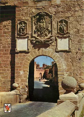 Porta da cidade de Salamanca — arco monumental com brasão real — editor desconhecido