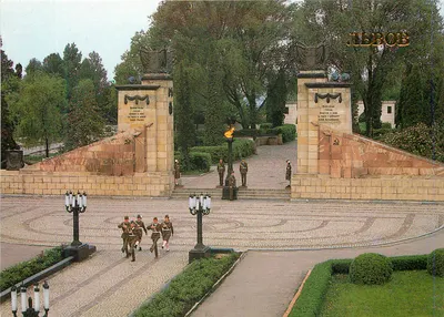 Monumento aos heróis da guerra — praça do Memorial em Lviv — editor desconhecido, número de série não visível