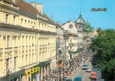 Lviv — rua animada com edifícios históricos — editor desconhecido