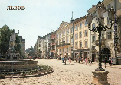 Lviv — praça central com fonte e estátua — editor Hibernat