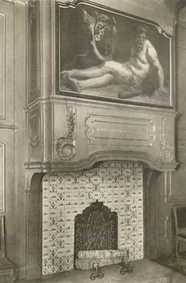 Sala de lareira — lareira decorada com um quadro da Justiça — editor desconhecido