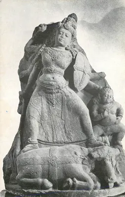 Estatua de deusa hindu - detalhe escultórico - editor não identificável