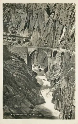 Teufelsbrücke com Schöllenenbahn — vista do viaduto e da linha ferroviária no canyon — editor não visível