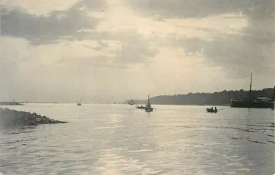 Vista do porto de Saint-Malo — barcos e falésias — editor não identificado