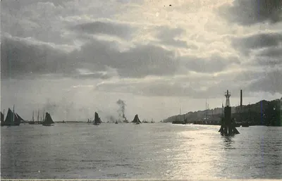Porto de Brest — Vista do porto com barcos a vela e chaminé industrial — Editor não identificado