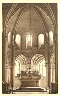 Interior da igreja — vista do altar e das abóbadas — editor não visível