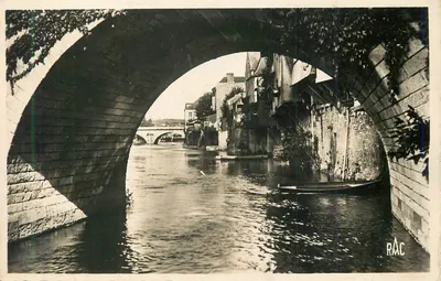 Ponte sobre a Dordogne — vista desde a arco — RAC
