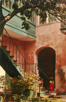 Jardim de uma casa em Charleston — escada e árvore — editor não visível