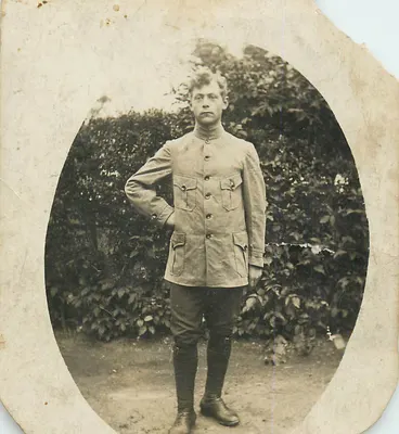 Jovem homem em uniforme militar — foto de identidade — sem editor ou número visível