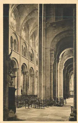 Interior da catedral — vista das naves e das colunas — editor ARACRA