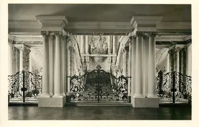 Interior de um palácio — escada monumental com balaustradas de ferro forjado — editor desconhecido
