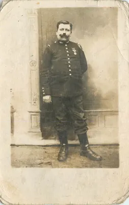 Soldado em uniforme — foto de estúdio — editor desconhecido