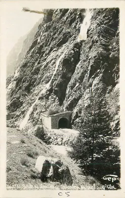 Cascata e túnel no Col de Gép — Gep