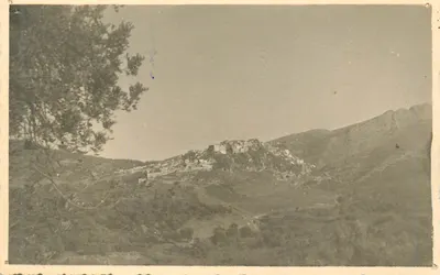 Village perché en montagne — vue panoramique — éditeur inconnu