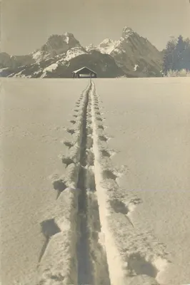 Pista de esqui nas Alpes — vista de uma casa de madeira e montanhas nevadas — editor não identificado