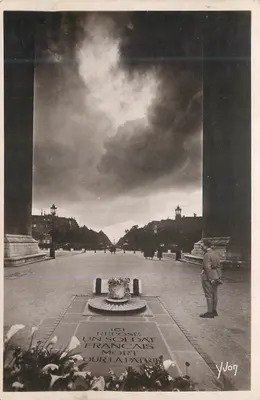 Monument aux morts — Place de la Concorde — Yvon