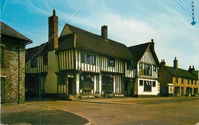 Pub The Crown — styl Tudor — w Wollaston, Warwickshire — wydawca nie widoczny