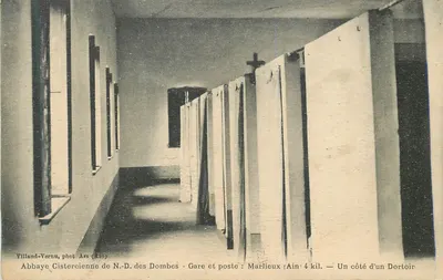 Abadia Cisterciense de N.-D. das Dombes — Um lado de um Quarto de Dormitório