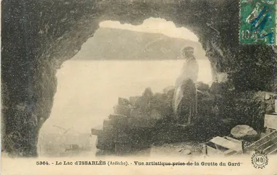 Bilhete postal antigo Lago de Issarles (Ardeche) Visão Artística tirada da Gruta do Gard