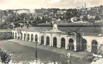 Gare de Chézy-sur-Loire — vue d'ensemble avec édifice à arcades et église en arrière-plan — éditeur Chézy