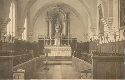 Interior de uma igreja — vista do altar e das bancadas — editor não visível
