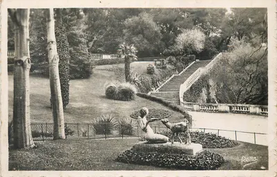 Jardim com estátua de uma mulher e de um cordeiro — editor Rerfa