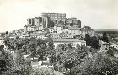 Cingy — Vista panorâmica do castelo e do vilarejo — Cingy