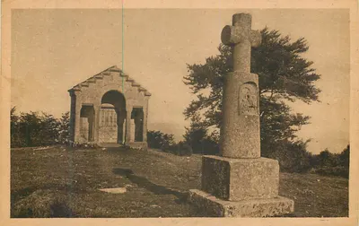 Cruz e capela da montanha — vista panorâmica — editor não identificado