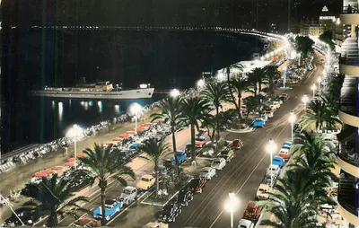 Vista noturna da Promenade des Anglais em Nice — editor não identificado