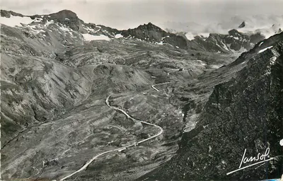 Vista panorâmica das Alpes — estrada sinuosa na montanha — Lansol