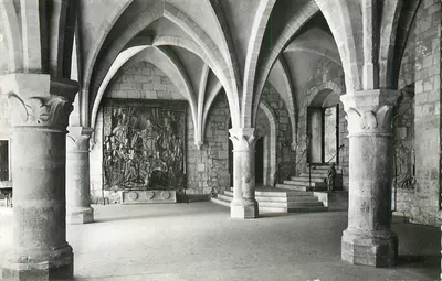 Interior da abadia de Santa Maria de La Pierre-qui-Vire — nave com abóbadas ogivais — editor não identificado