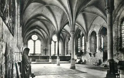 Interior da igreja — vista da nave e das abóbadas góticas — editor não visível