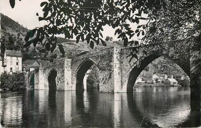 Ponte de Châtel-Guyon — vista da ponte de pedra sobre o rio — editor Châtel-Guyon