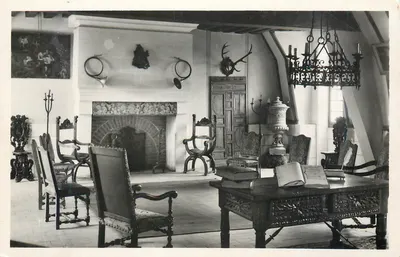 Sala de jantar ou biblioteca — interior de um castelo ou mansão — editor não identificado