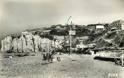 Praia das falésias — vista com balanço e edifícios — ALFA