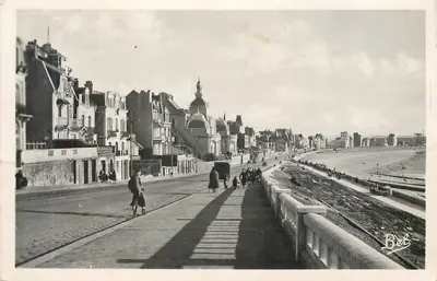 Vista da promenade e da frente marítima em Deauville — editor Bel, número de série não visível
