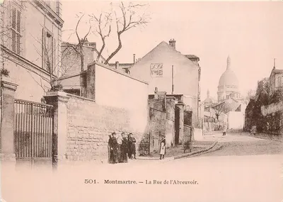 Montmartre — A Rue de l'Abreuvoir — vista com o Sacré-Cœur no fundo