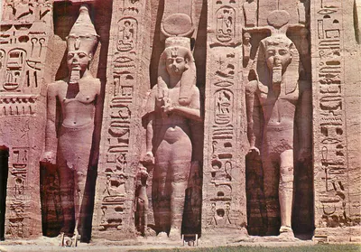 Estátuas colossais de Ramsès II e Nefertari — Templo de Abu Simbel — Editor não identificado