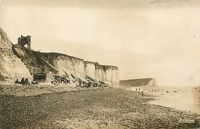 Falésia de Étretat — vista da praia e do castelo — La Zigogne