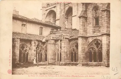 A Cour do claustro da Abadia de La Chaise-Dieu (Alta Loire), perto de Arlanac — Coleção Artística, n° 43