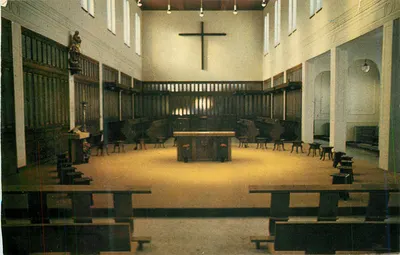 Interior de uma igreja — cruz e altar — editor não visível