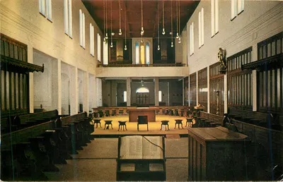 Interior de uma igreja — vista da nave e do altar — editor não identificável