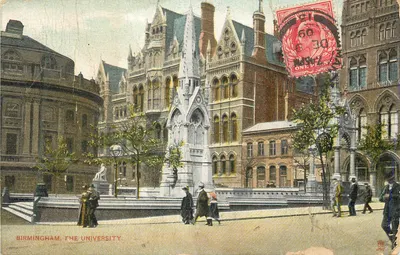 Birmingham. A Universidade — visão da praça com monumento e edifícios universitários — editor não identificado