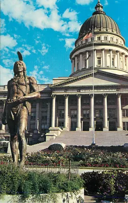Estátua de índio diante do Capitólio do Estado do Utah — editor não visível
