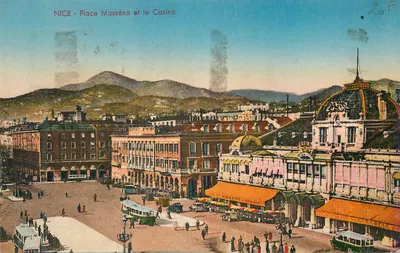 Nice — Place Masséna e o Casino — vista panorâmica com trêm e montanhas no fundo