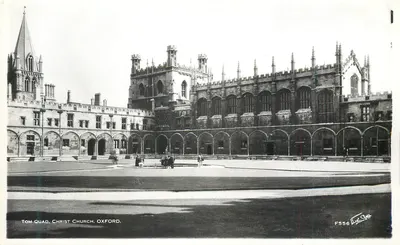 Tom Quad, Igreja de Cristo, Oxford — vista do claustro e da torre — editor W. Clark, n° F556