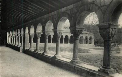 Cloister — vista da galeria de arcos — editor não identificado